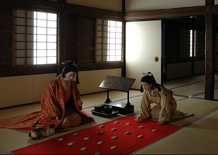 Dames d'honneur jouant au kai-awase